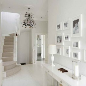 ภาพถ่ายขาวดำในกรอบสีขาว