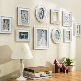 หนังสือบนลิ้นชักในห้องนอน