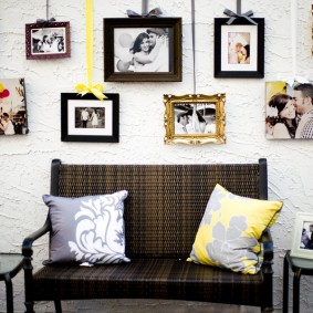 ภาพถ่ายแขวนบนริบบิ้นสี