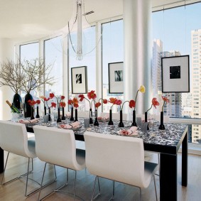 วางภาพบนกระจกหน้าต่างในอพาร์ทเมนต์