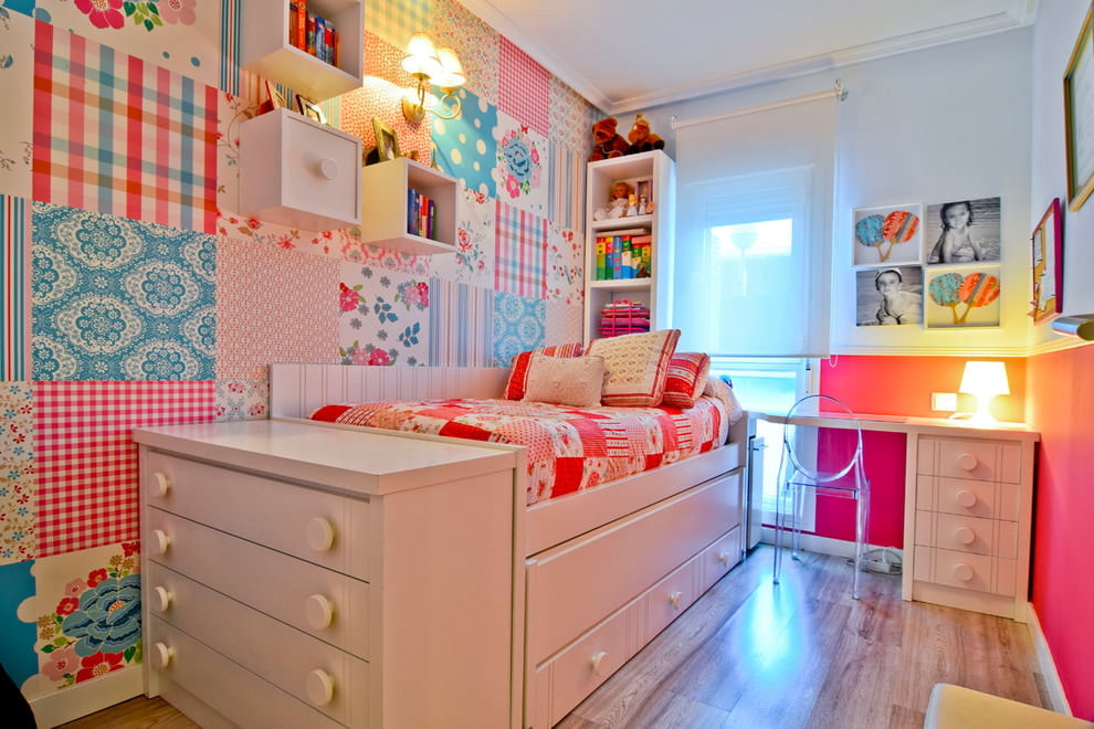 Lampe de table sur une table dans la chambre d'une fille