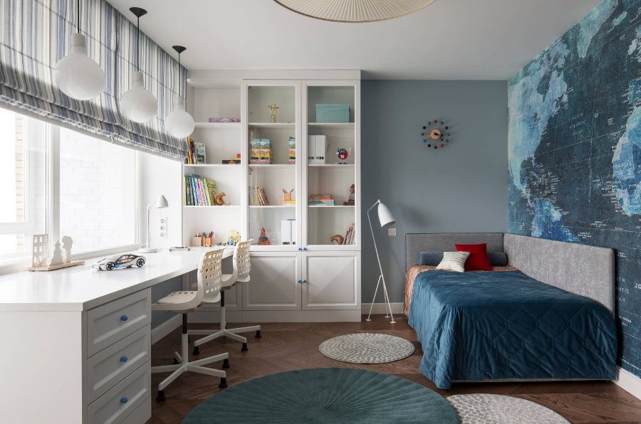 Nơi làm việc của học sinh trước cửa sổ phòng