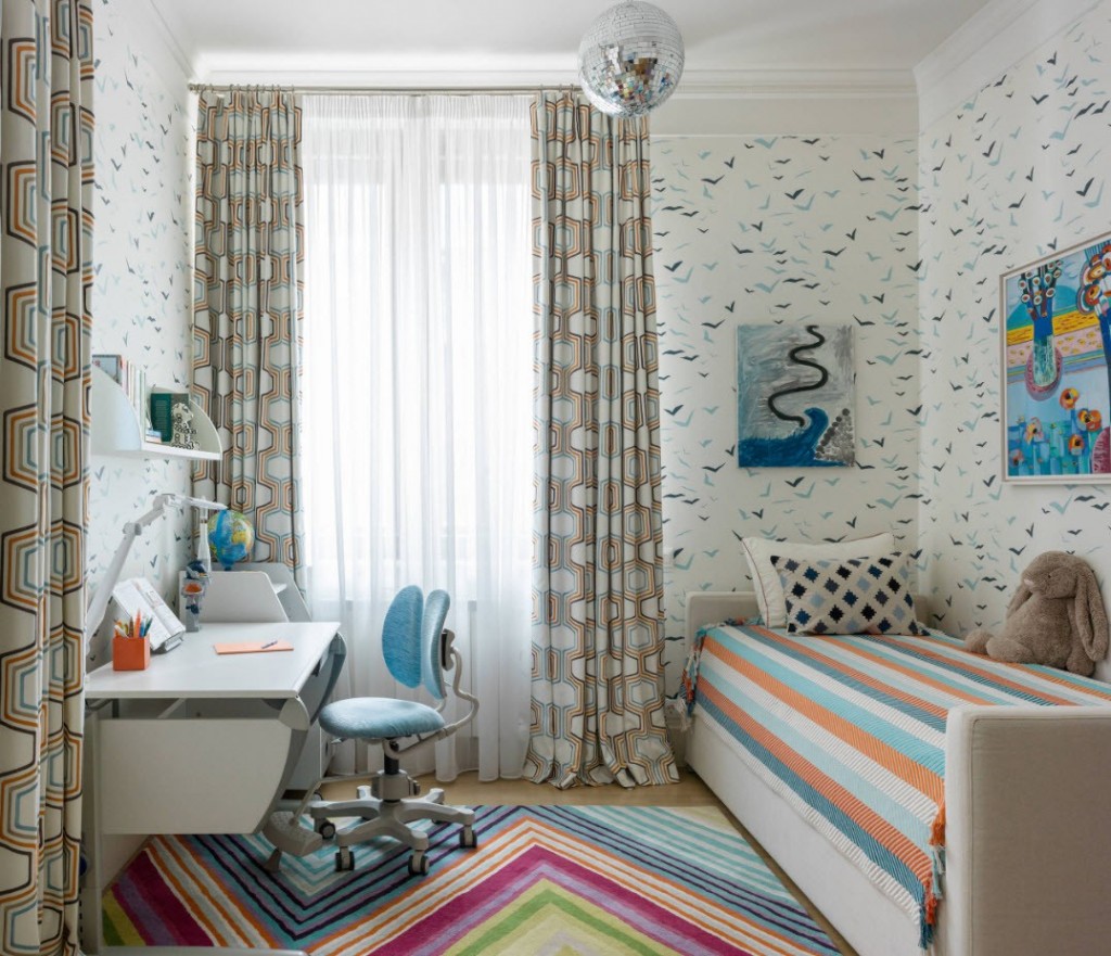 Trồng đồ nội thất trong nhà trẻ cho một cậu bé