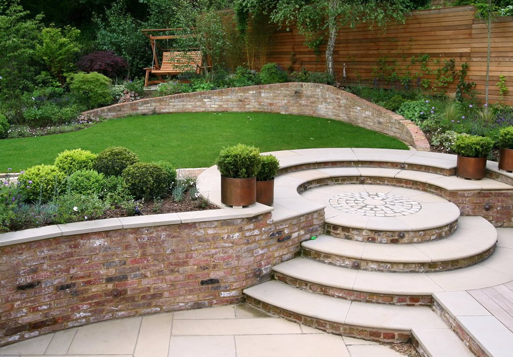 Escalier dans un chalet d'été avec élévation