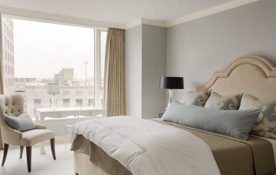 Perdele bej din dormitor cu pereți gri.