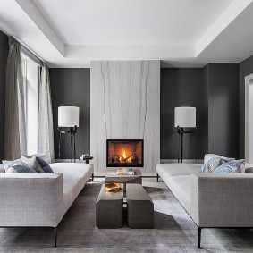 Interiorul holului din apartament cu un strat gri