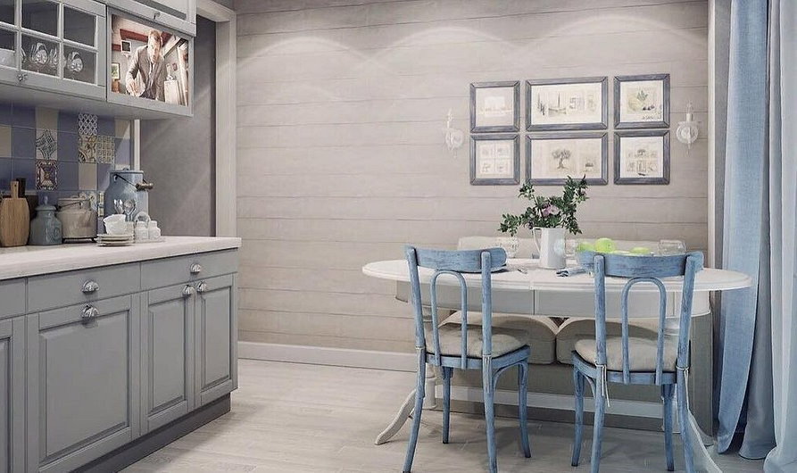 Scaune vechi din lemn în bucătărie în stil provenceț