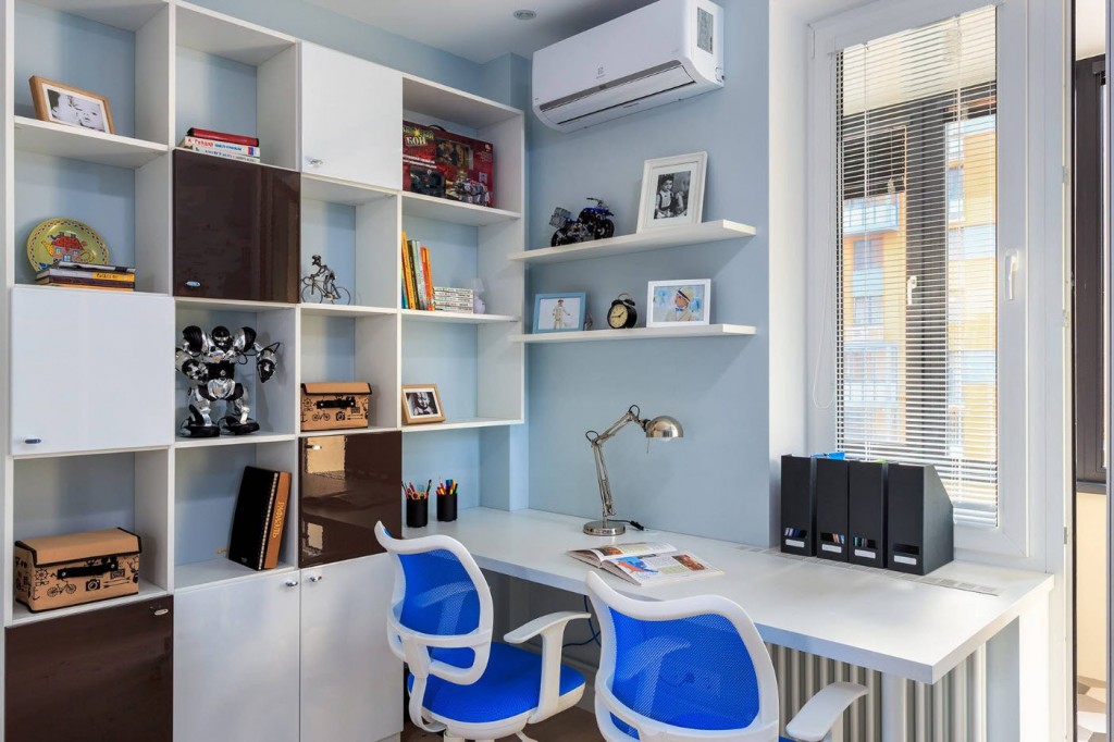 Mặt sau màu xanh của ghế cao