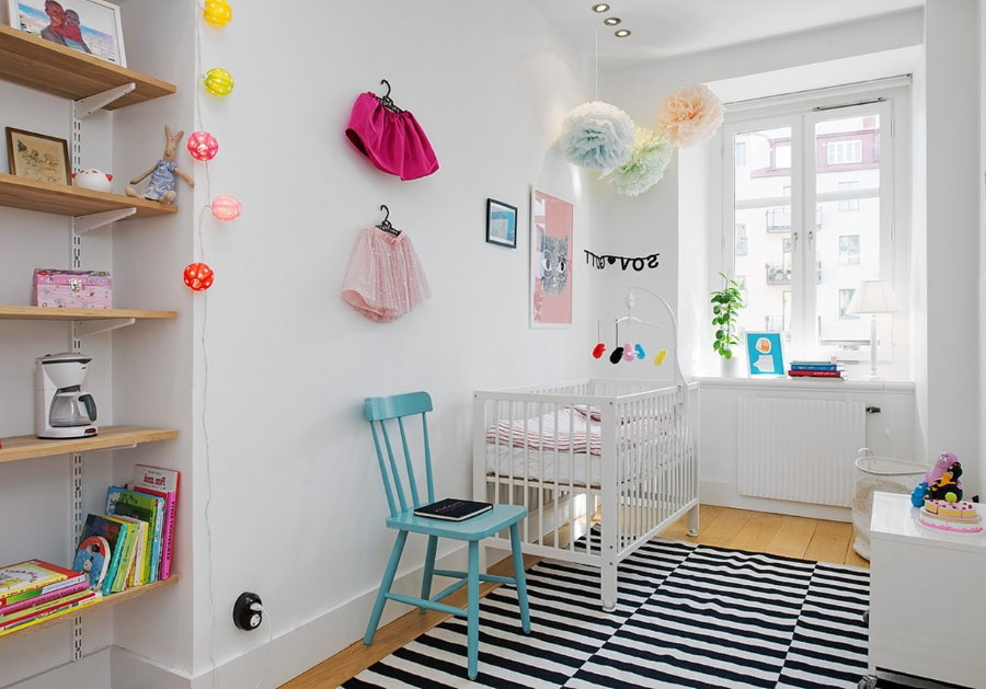 Yenidoğan için odanın beyaz duvarları