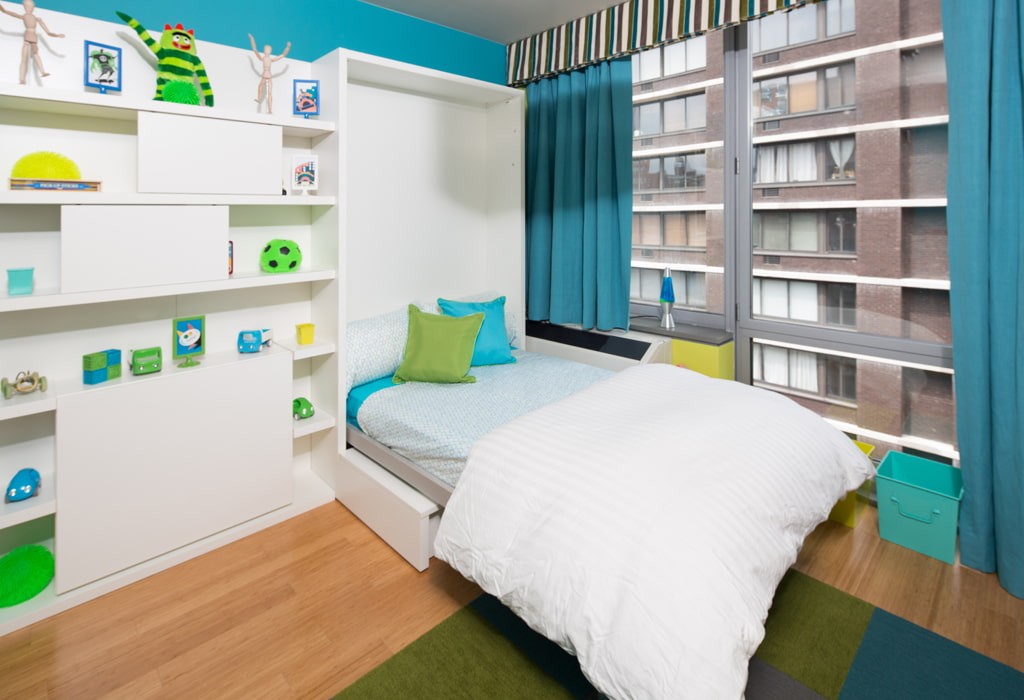 Genç bir çocuğun yatak odasında menteşeli yatak