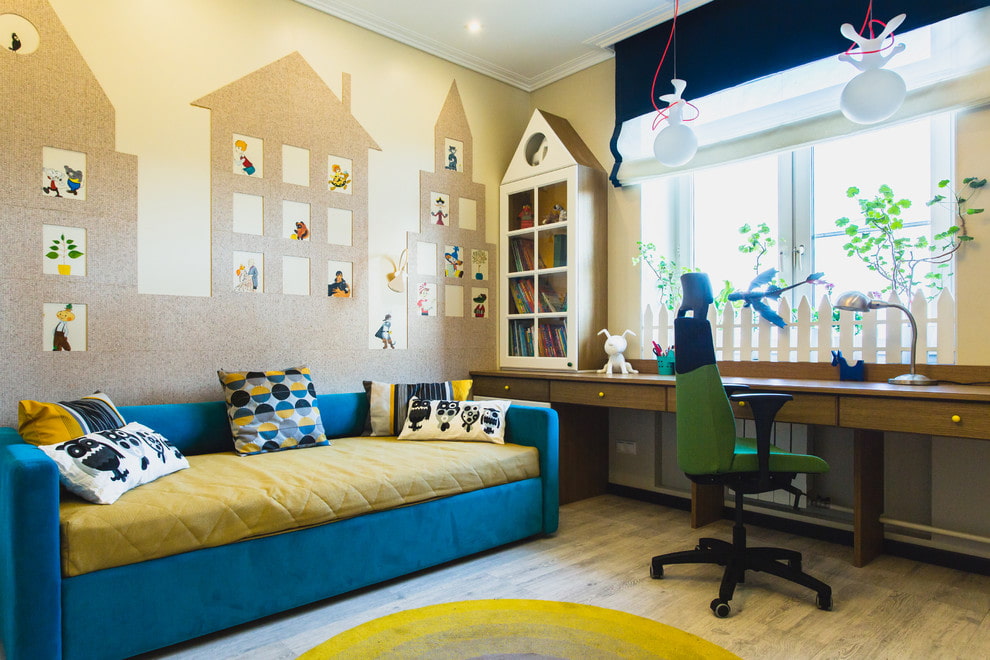 Une longue table le long du mur de la pépinière