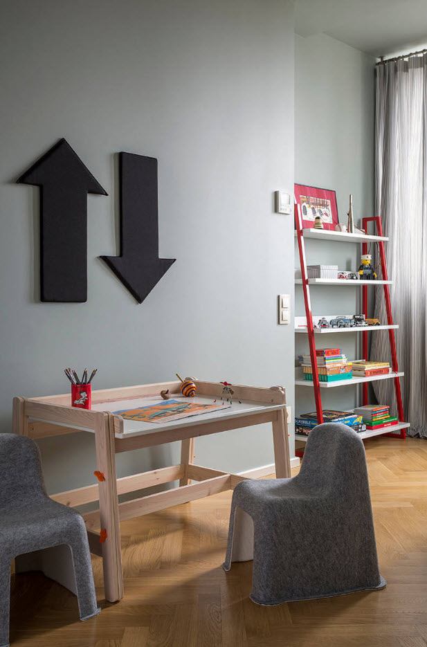 Bàn nhỏ để vẽ với một chiếc ghế tiện lợi