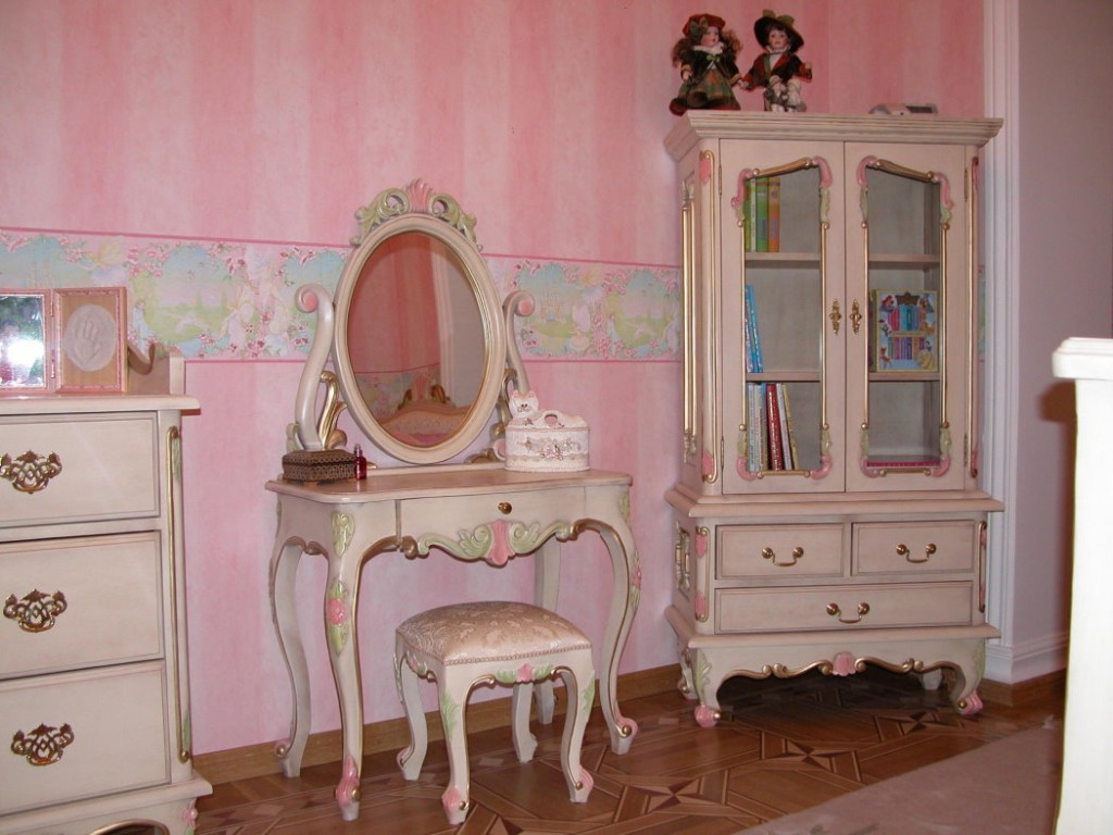 กระจกรูปไข่บนโต๊ะเครื่องแป้ง