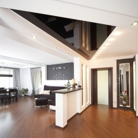 tavan triunghiular în hol