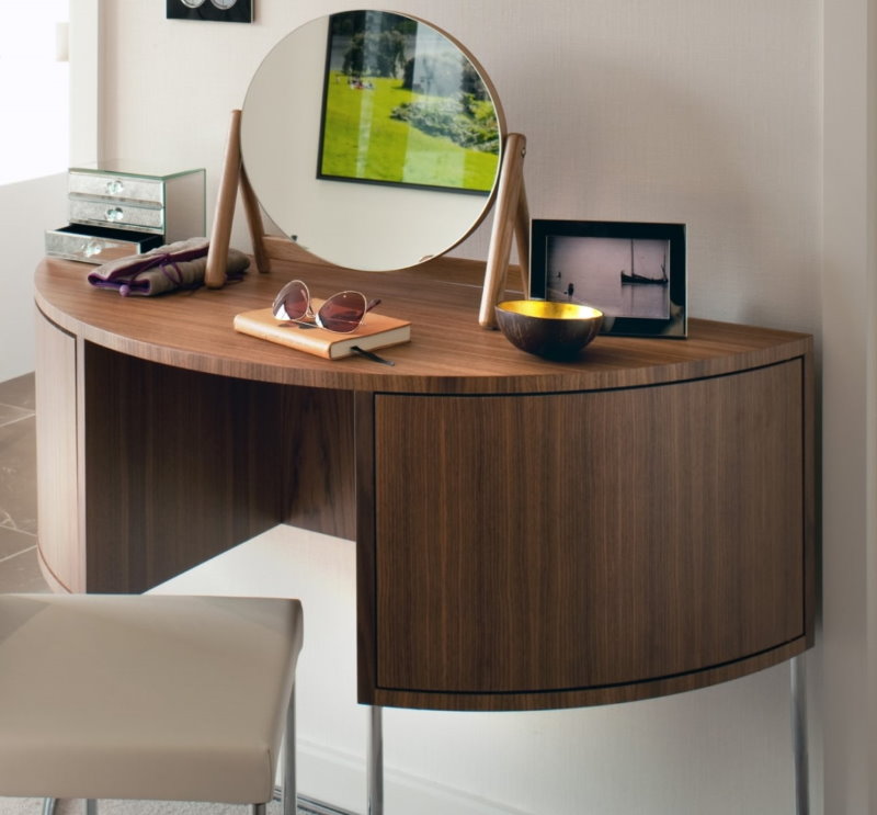 ตารางที่ทันสมัยสำหรับห้องของหญิงสาววัยรุ่น