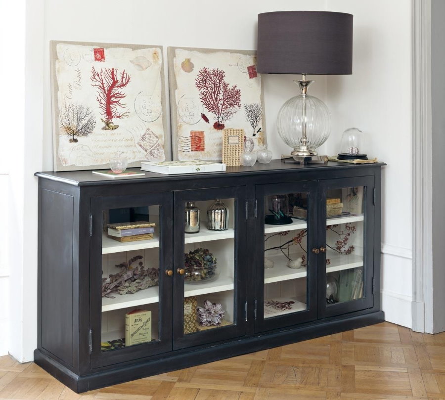 Vitrine au soufre foncé dans un salon lumineux