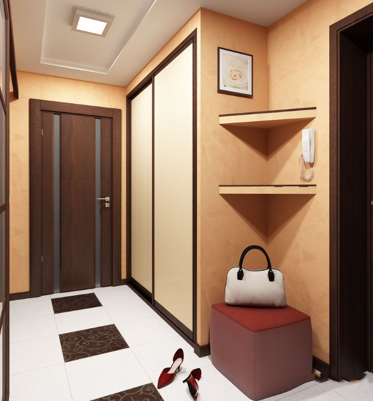 Luminoso atrio dell'appartamento con mensole angolari