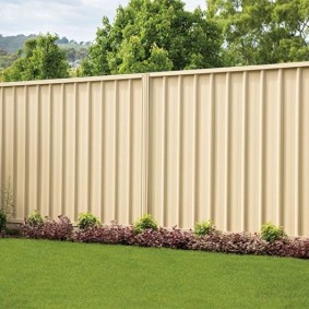 clôture beige profilée