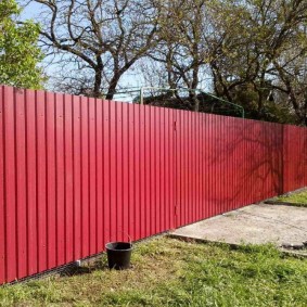 clôture ondulée rouge