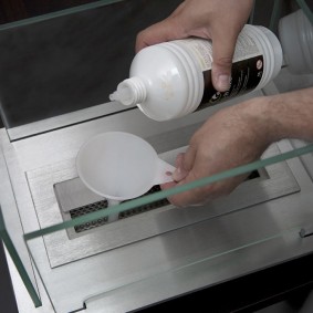 ملء خزان الوقود من biofireplace