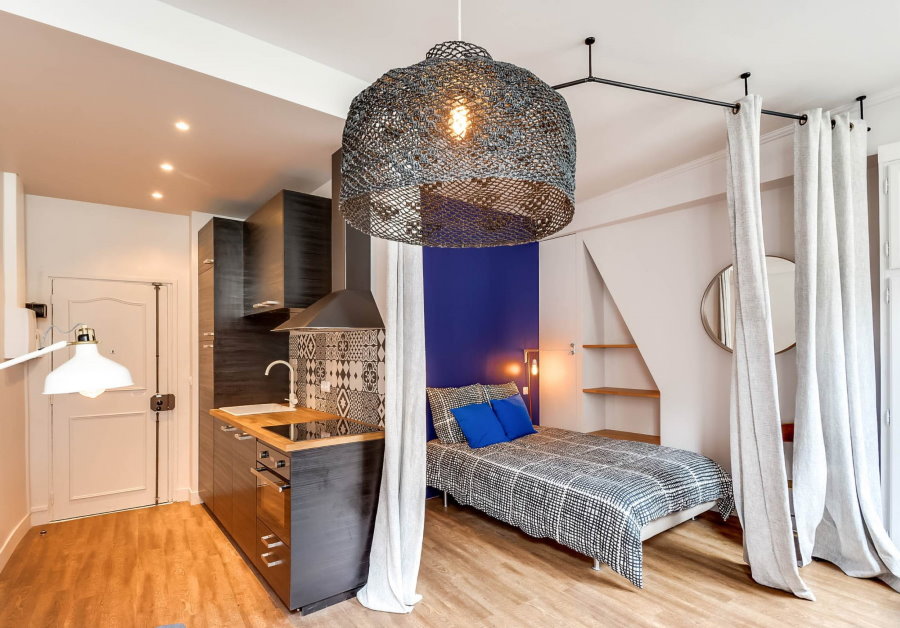 การแบ่งเขตของสตูดิโออพาร์ตเมนต์พร้อมห้องครัวใกล้กับทางเข้า