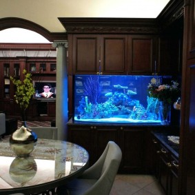 Permukaan digilap meja bulat