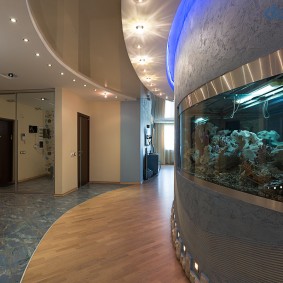 Ruang tamu yang luas di sebuah rumah negara