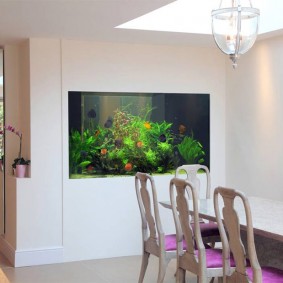 Pencahayaan yang terang di ruang makan di ruang tamu