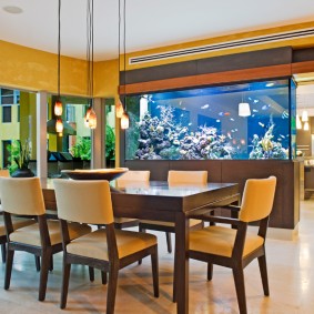 Kerusi dapur dengan punggung lembut