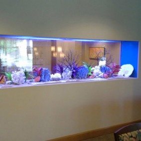 Partition putih terbuat dari bahan polimer