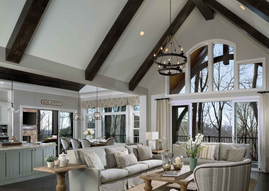 Poutres sombres sur fond de plafond blanc