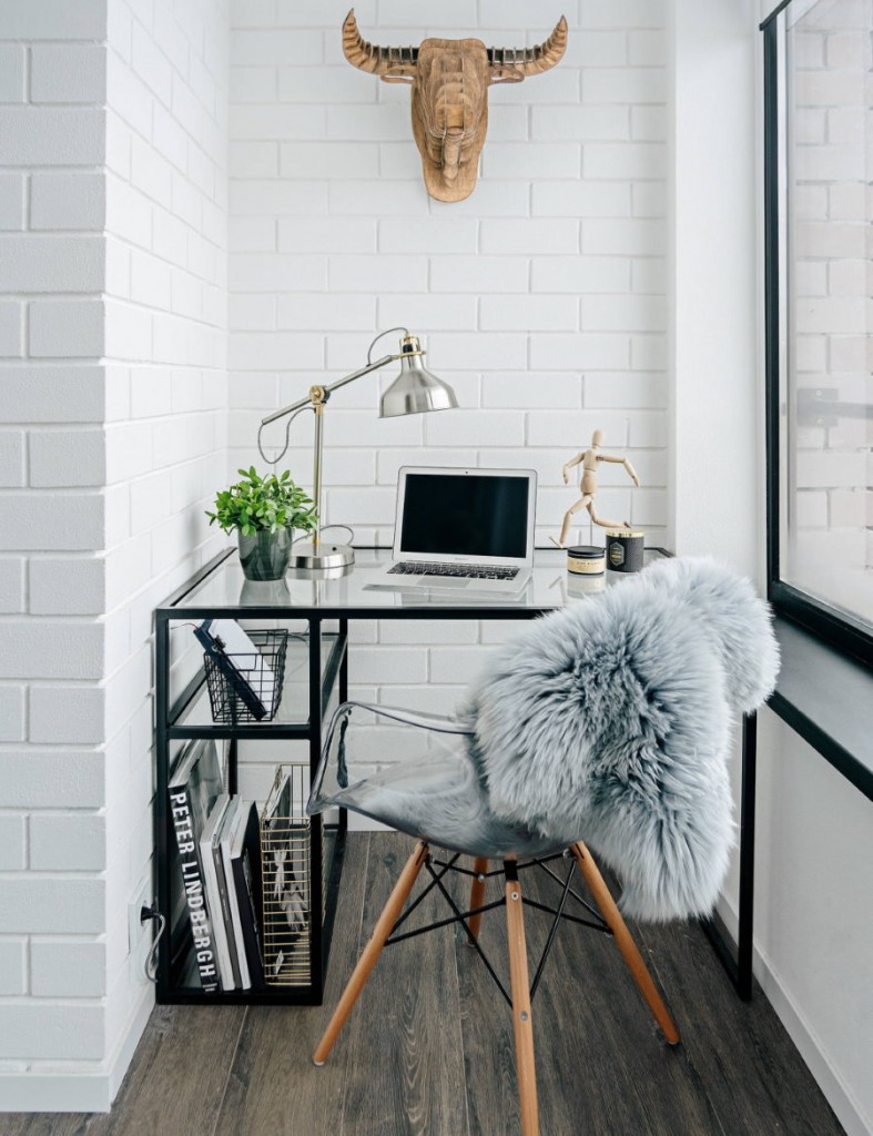 Une table sur une ossature métallique à l'intérieur de la loggia
