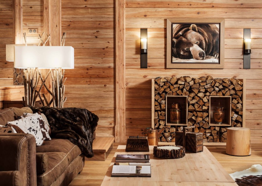 Planches de pin sur le mur du salon de la maison de campagne