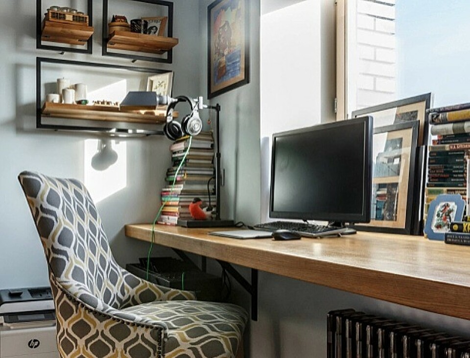 Meja kayu sebagai ganti tingkap plastik