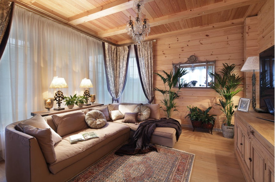Finition en bois naturel dans le salon du chalet
