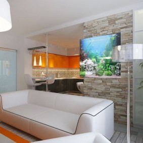 Pemisahan kaca di belakang sofa lurus