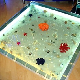 Akuarium persegi di lantai ruang tamu