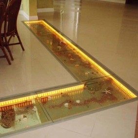 Lantai ruang tamu dengan akuarium bersepadu