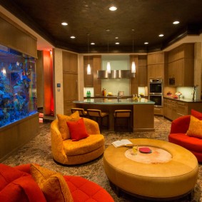 Lampu ruang tamu dengan akuarium