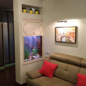 Sebuah akuarium kecil di dinding berhampiran sofa