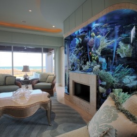 Dinding perapian dipasang dengan akuarium bersepadu