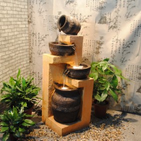 Fontaine au sol à l'intérieur du hall d'un appartement en ville