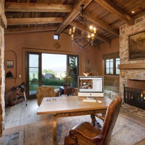 Écran d'ordinateur sur une table de pays