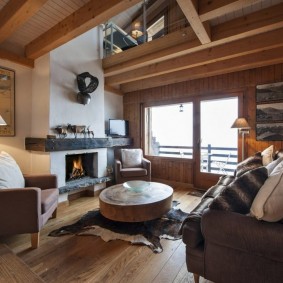 Ameublement d'un salon de campagne avec cheminée à l'intérieur