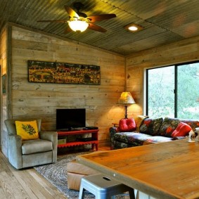 Finition des murs du chalet avec des planches de pin