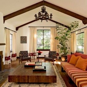 Poutres en bois sur un plafond clair