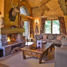 Tête de cerf artificiel sur une cheminée dans le salon