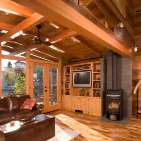 Structures de toit au plafond du chalet