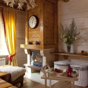 Cheminée en bois dans le salon