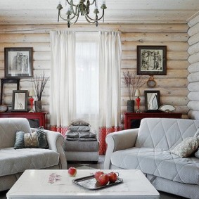 Rideaux lumineux sur la fenêtre du chalet